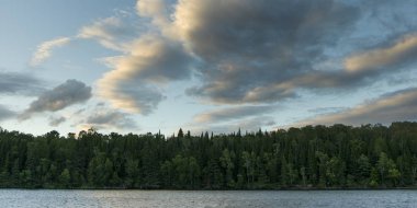 Gün batımında, Lake of The Woods, Ontario, Kanada Gölü nün doğal görünümü