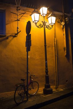 Işıklı lambaları sokakta gece, Campania, İtalya