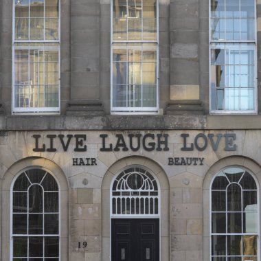 Live gülmek aşk saç ve güzellik salonları, Edinburgh, İskoçya işareti
