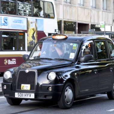 Princes Street, Edinburgh, İskoçya üzerinde taksi