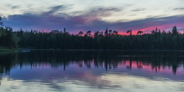 Gün batımında, Lake of The Woods, Ontario, Kanada Gölü nün doğal görünümü