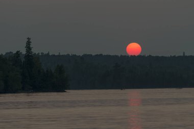 Gün batımında, Lake of The Woods, Ontario, Kanada Gölü nün doğal görünümü