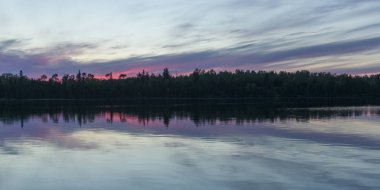 Gün batımında, Lake of The Woods, Ontario, Kanada Gölü nün doğal görünümü