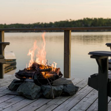 Kamp ateşi bir verandada, Lake Of The Woods, Ontario, Kanada