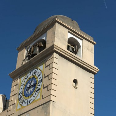 Saat Kulesi, Piazza Umberto, Capri, Campania, İtalya'nın düşük açılı görünüş