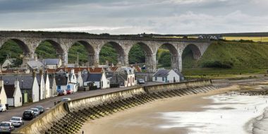 Beachfront, Cullen, Moray, İskoçya köyde görünümünü