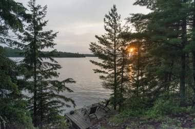 Sandalye yüksek açılı görünüş bir verandada, Lake of Woods, Ontario, Kanada