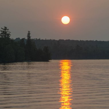 Gün batımında, Lake of The Woods, Ontario, Kanada Gölü nün doğal görünümü