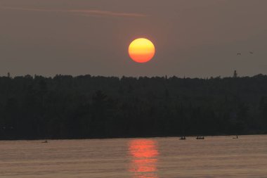 Gün batımında, Lake of The Woods, Ontario, Kanada Gölü nün doğal görünümü
