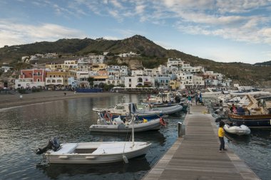 Tekneler Harbor'da, demirlemiş Sant'Angelo, Ischia Adası, Campania, İtalya
