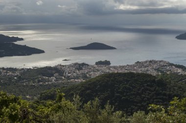 Sahil, Skiathos, Sporades, Yunanistan, şehrin yüksek açılı görünüş