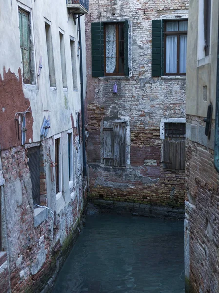 Casas Erosionadas Largo Del Canal Venecia Véneto Italia — Foto de Stock