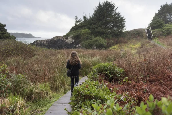 Mädchen Fuß Auf Promenade Der Küste Cox Bay Pettinger Point — Stockfoto