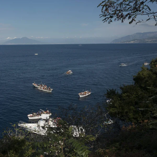 Лодки Плывущие Море Капри Кампания Италия — стоковое фото