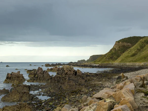 Живописный Вид Скалистое Побережье Фоне Облачного Неба Каллен Морэй Шотландское — стоковое фото