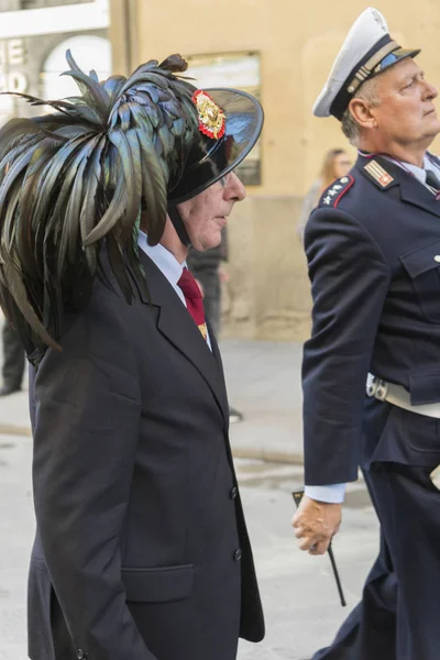 Hombre Con Sombrero Plumas Caminando Con Oficina Del Ejército Calle — Foto de Stock