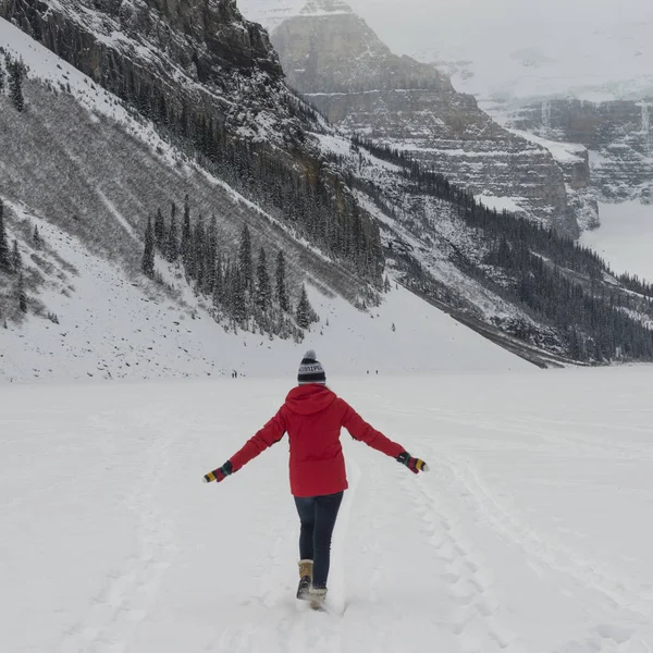 Adolescente Marchant Dans Neige Parc National Banff Alberta Canada — Photo