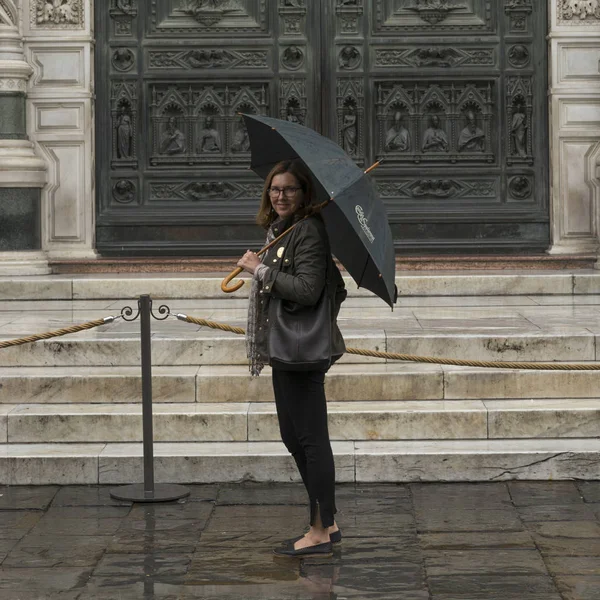 Счастливая Зрелая Женщина Стоящая Дуомо Санта Мария Дель Фьоре Флоренция — стоковое фото