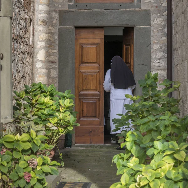 Suora Vicino Alla Porta Della Chiesa Italia — Foto Stock