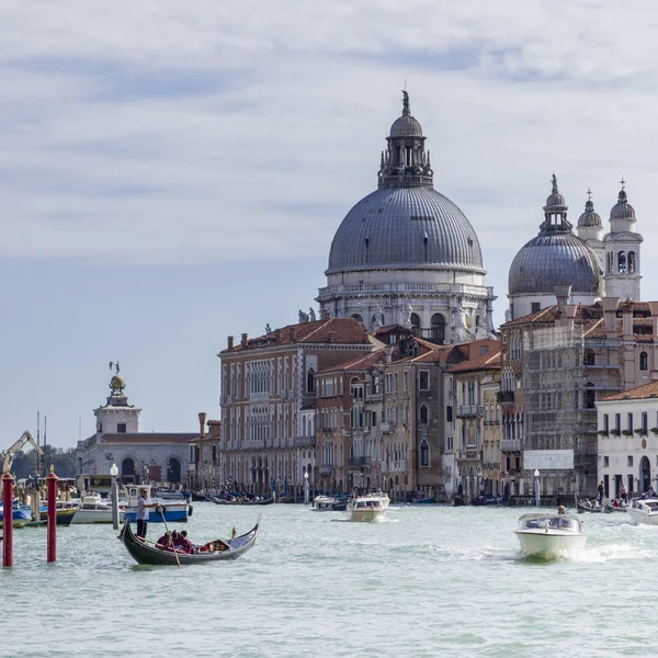 Boats Gondolas Sailing Grand Canal Santa Maria Della Salute Venice — Stock Photo, Image