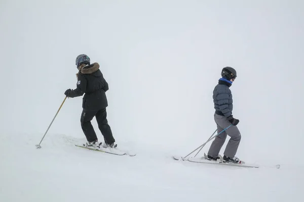 游客滑雪 惠斯勒 不列颠哥伦比亚省 加拿大 — 图库照片