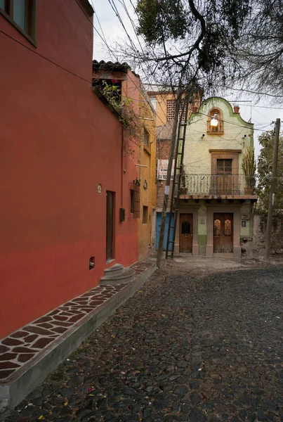 Domy Wzdłuż Brukowanej Uliczce San Miguel Allende Guanajuato Meksyk — Zdjęcie stockowe