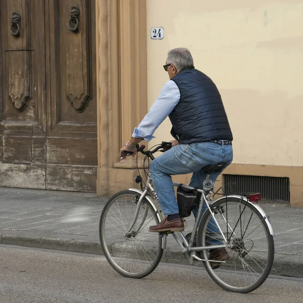 Hombre Mayor Montando Una Bicicleta Calle Florencia Toscana Italia — Foto de Stock