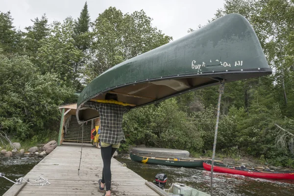 Adolescente Portant Canot Sur Tête Camp Lac Des Bois Ontario — Photo