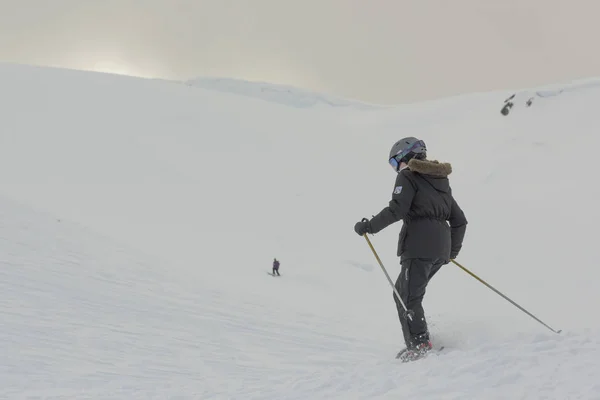 Menina Esqui Montanha Coberta Neve Whistler British Columbia Canadá — Fotografia de Stock