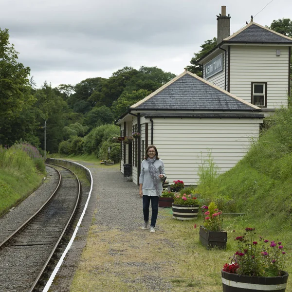 Happy Woman Standing Railroad Station Platform Keith Moray Écosse — Photo