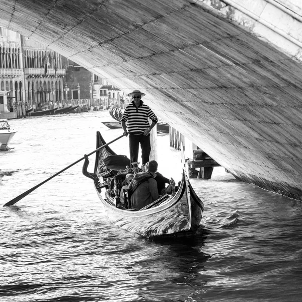 Góndola Canal Bajo Puente Arco Venecia Véneto Italia — Foto de Stock