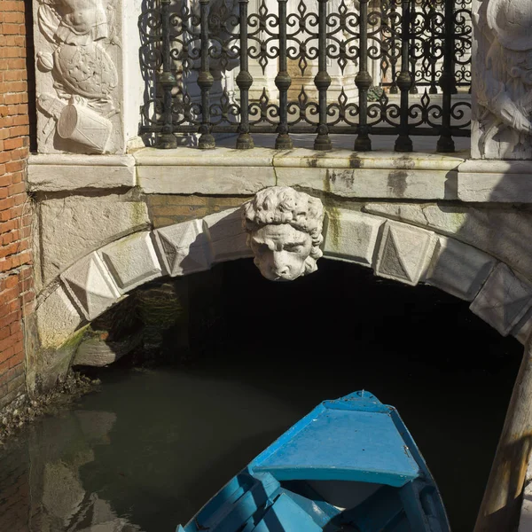 Barco Canal Que Debajo Una Pasarela Gran Canal Venecia Véneto — Foto de Stock