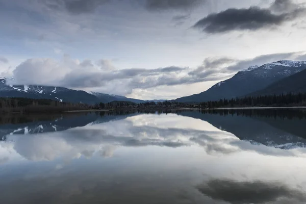 Pohled Klidné Jezero Horami Whistler Britská Kolumbie Kanada — Stock fotografie