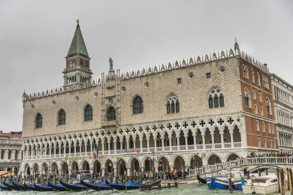 Gondolas Amarradas Gran Canal Por Palacio Ducal Venecia Véneto Italia — Foto de Stock