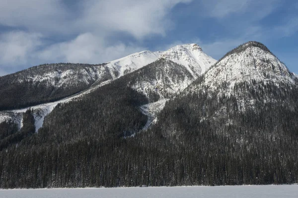 雪は冬 エメラルド湖 フィールド ブリティッシュ コロンビア カナダの山と木を覆われました — ストック写真