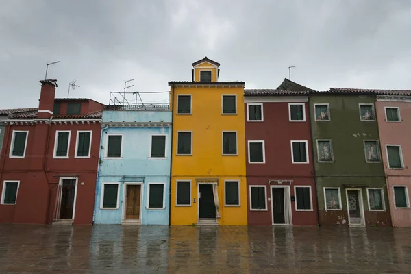 Case Colorate Fila Sotto Pioggia Burano Venezia Veneto Italia — Foto Stock