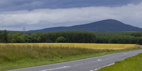 Carretera Vacía Que Atraviesa Paisaje Rural Contra Cielo Nublado Escocia — Foto de Stock