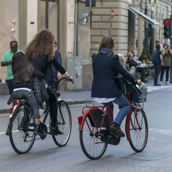 Mujer Montando Bicicleta Calle Florencia Toscana Italia — Foto de Stock