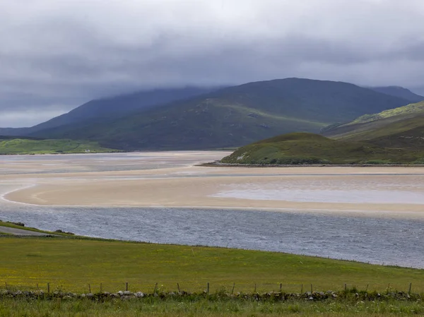 Malebný Výhled Záliv Horami Proti Zatažené Obloze Skotská Vysočina Skotsko — Stock fotografie