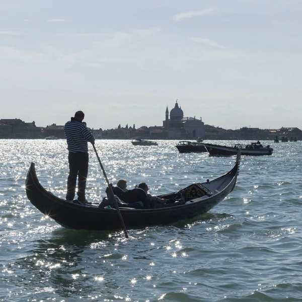 Gondoliere Remi Nel Canal Grande Con Santa Maria Della Salute — Foto Stock