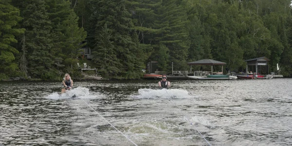 Батько Дочка Водні Лижі Озері Ліцензійні Стокові Фото