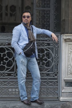 Adam bina, Floransa, Toskana, İtalya önünde metal geçit tarafından ayakta