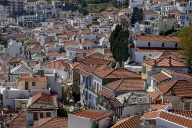 Yüksek açılı görünüş binaların Thessalia Sterea Ellada, Skopelos, Yunanistan