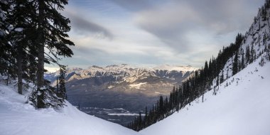Kar kış aylarında, tekme at Mountain Resort, altın, British Columbia, Kanada Vadisi Dağları ile kaplı