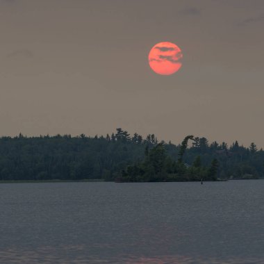 Gün batımında, Lake of The Woods, Ontario, Kanada Gölü nün doğal görünümü