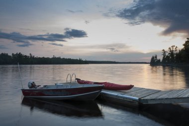 Gün batımında, Lake of The Woods, Ontario, Kanada Gölü nün doğal görünümü