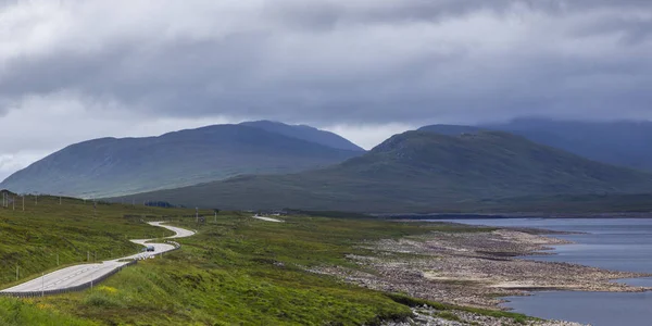 Vacker Utsikt Över Vägen Som Går Längs Kusten Skotska Högländerna — Stockfoto