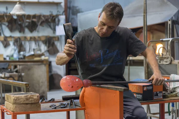 Hombre Trabajando Con Vidrio Fundido Usando Unas Pinzas Fábrica Vidrio —  Fotos de Stock