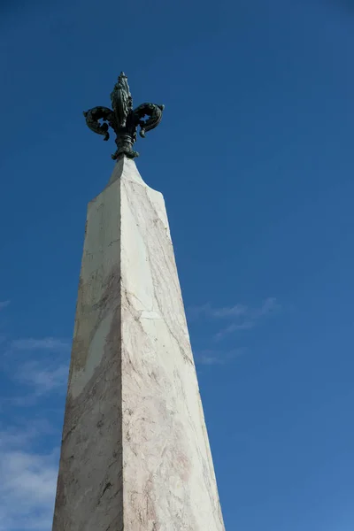 Niski Kąt Widzenia Obelisk Przy Placu Piazza Santa Maria Novella — Zdjęcie stockowe