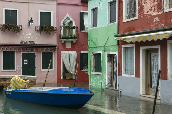 Barco Amarrado Canal Por Casas Burano Venecia Véneto Italia — Foto de Stock